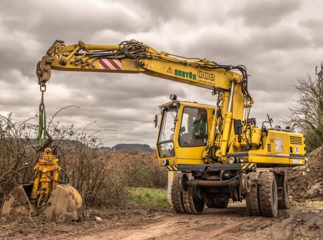 Ein moderner Elektrobagger auf einer städtischen Baustelle.