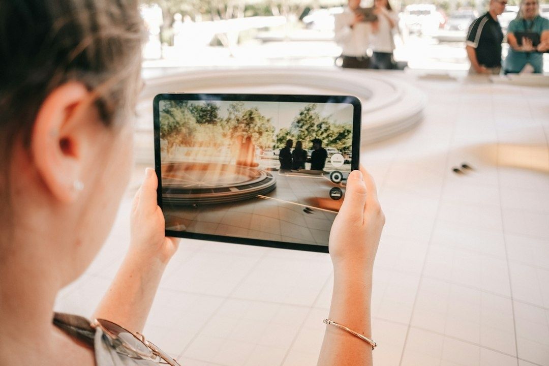 Person betrachtet eine digitale Museumsansicht auf einem Tablet