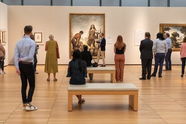 Besucher betrachten Gemälde in einer hellen Museumsgalerie