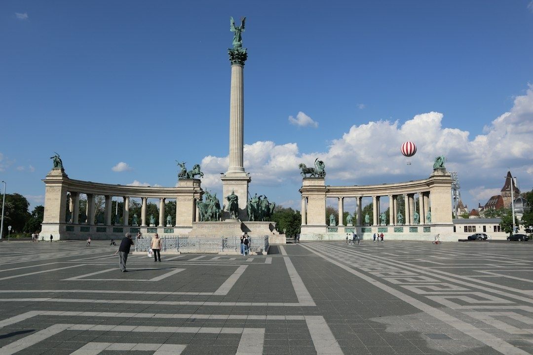 Monumentaler Säulenbogen mit Reiterstatuen auf einem Stadtplatz